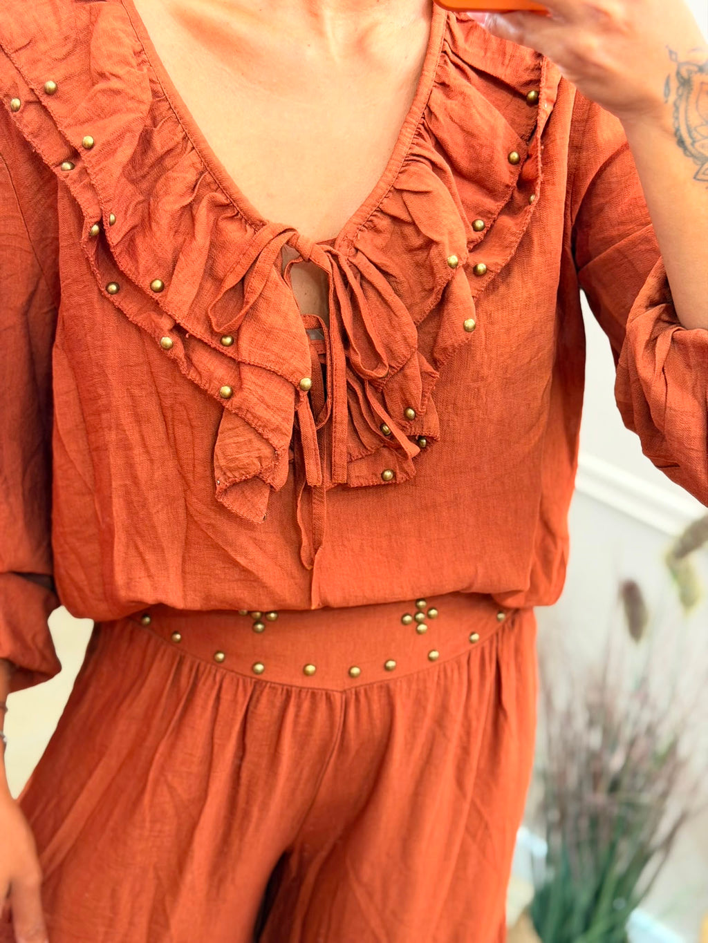 Blusa Boho com Folhos e Tachas – foto 3
