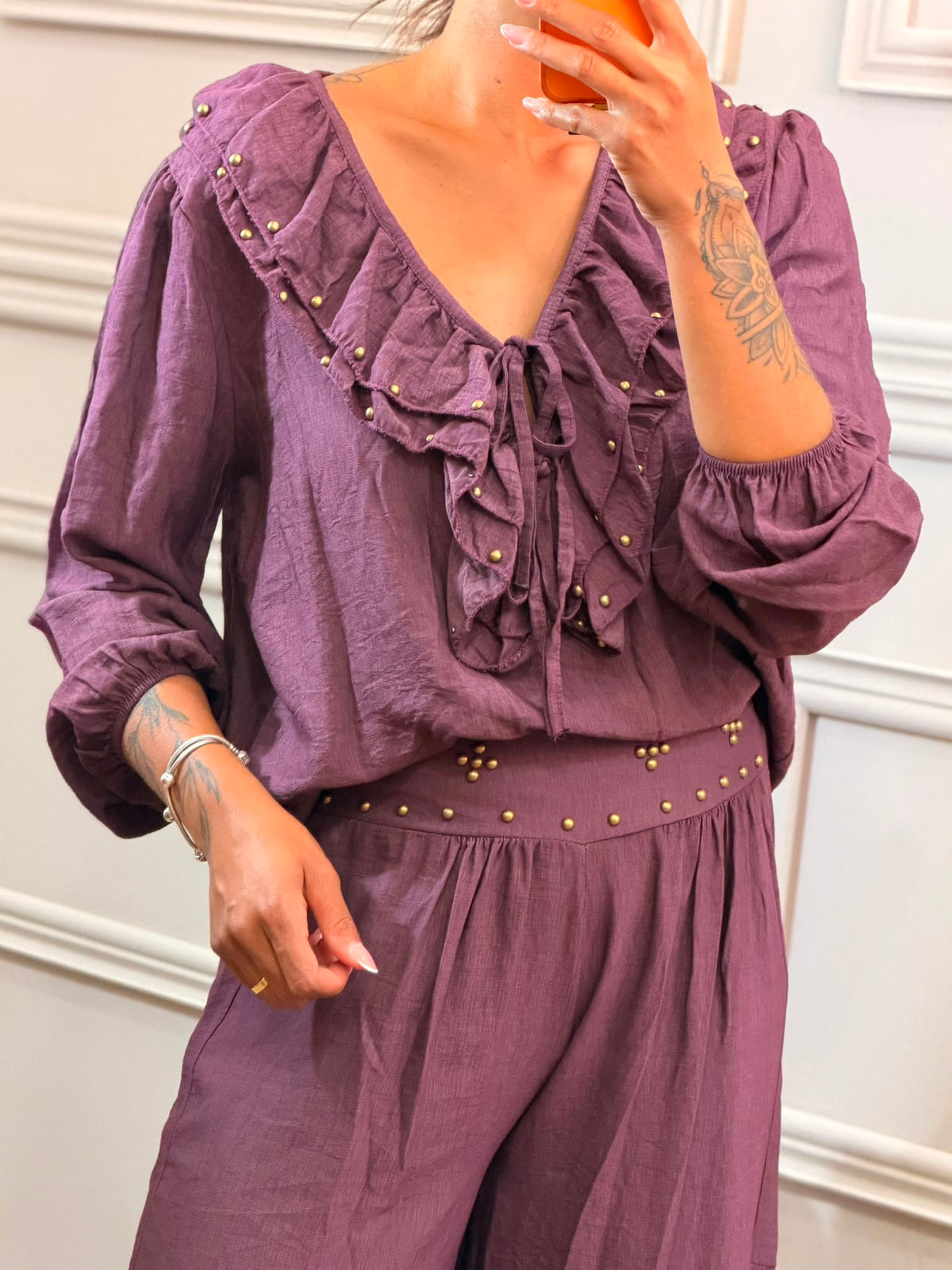 Blusa Boho com Folhos e Tachas na cor ameixa