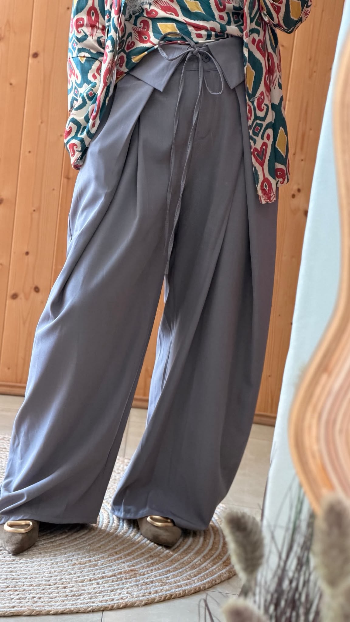 Calça Pantalona com Pregas na cor cinza