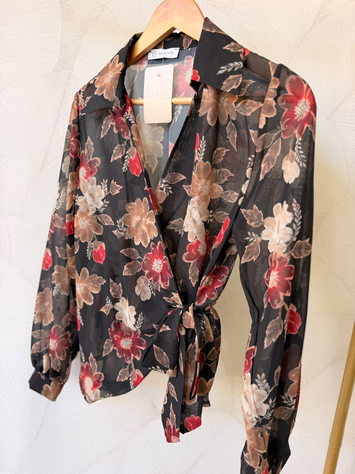 Camisa floral na cor preto