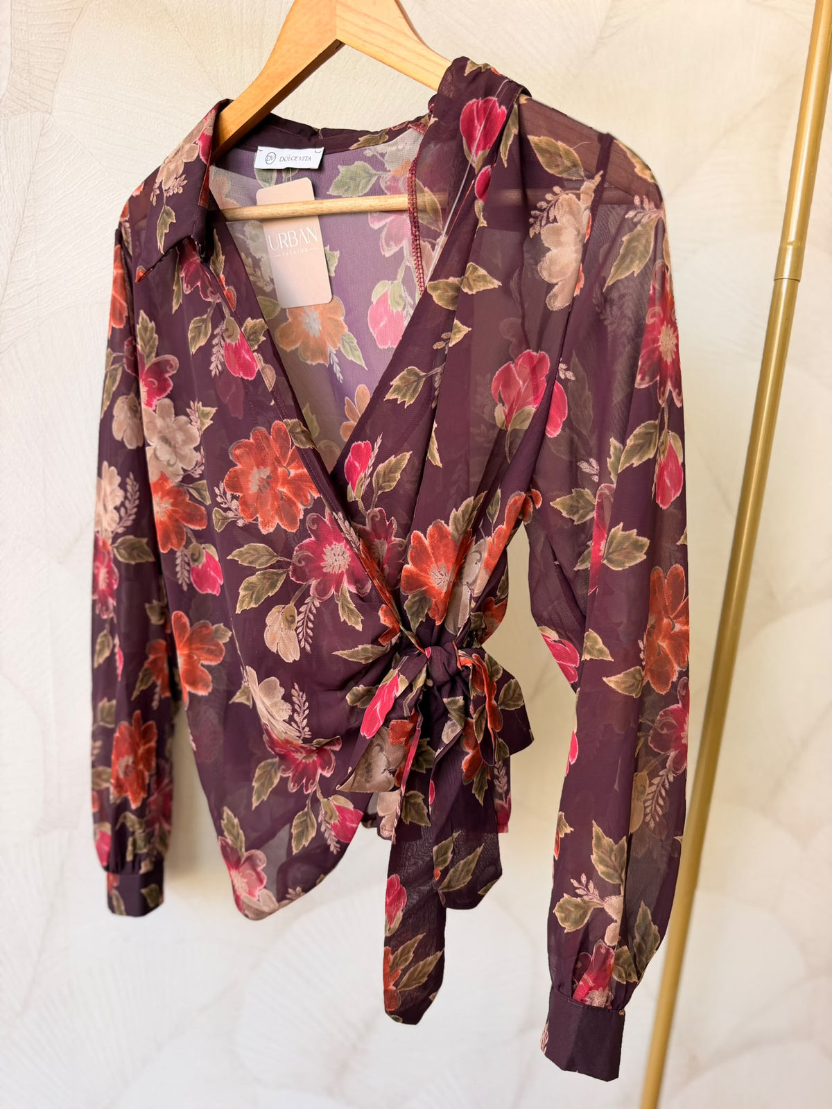 Camisa floral na cor bordô