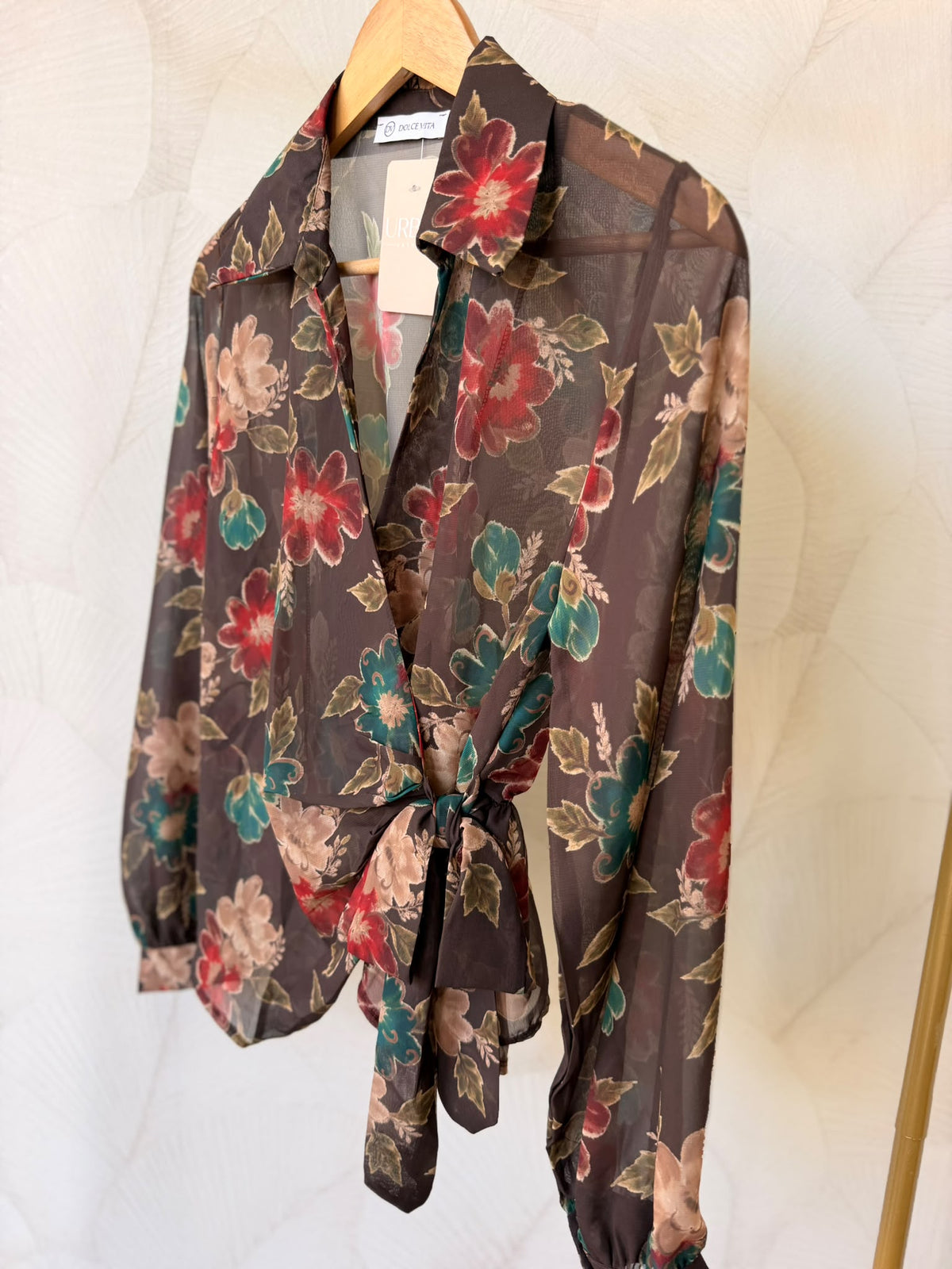 Camisa floral na cor castanho chocolate