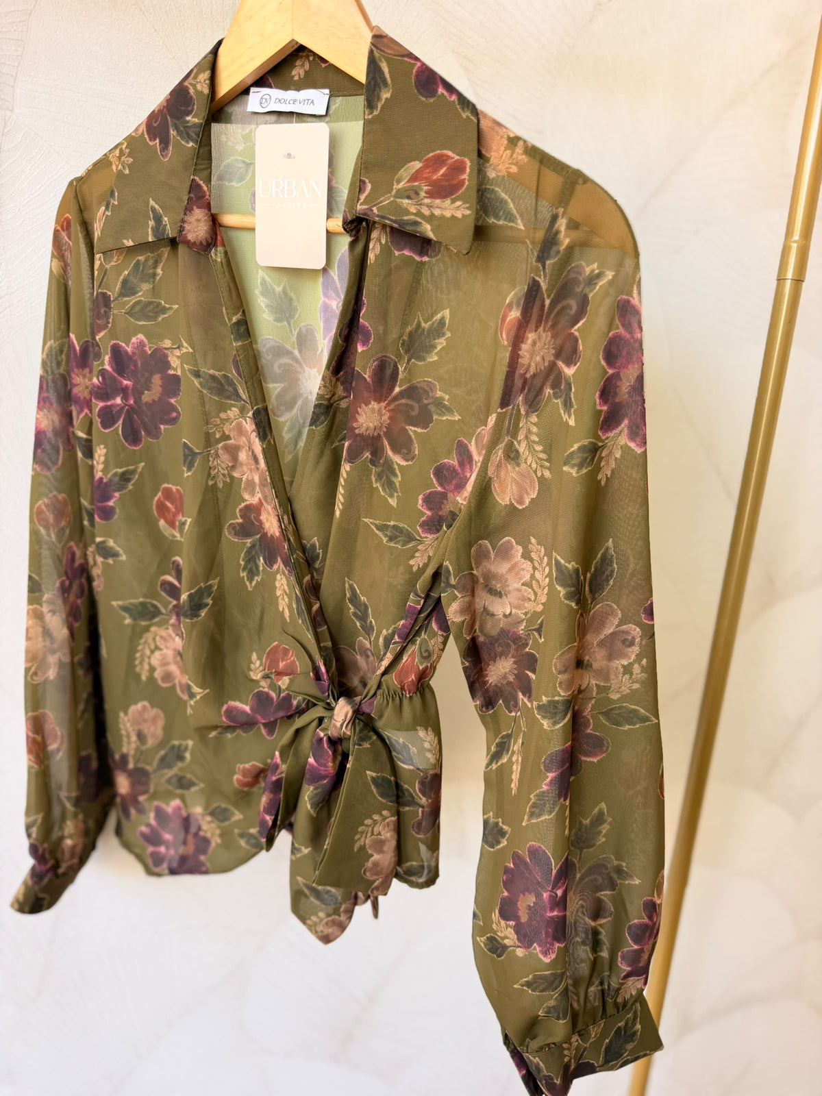 Camisa floral na cor verde