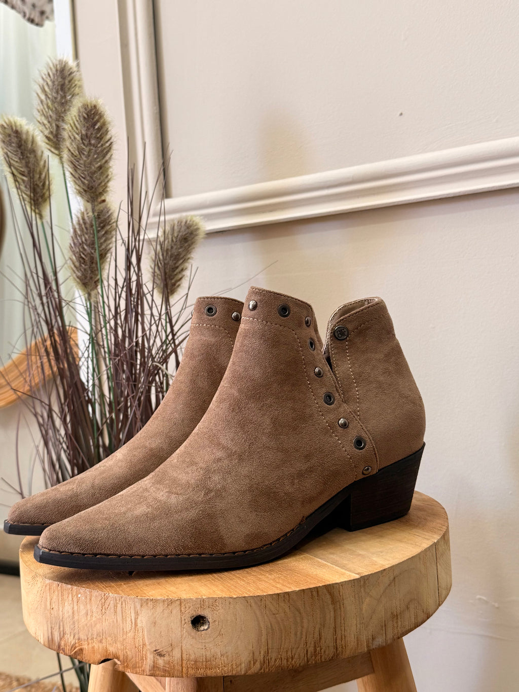 Bota em Camurça com Detalhes Metálicos