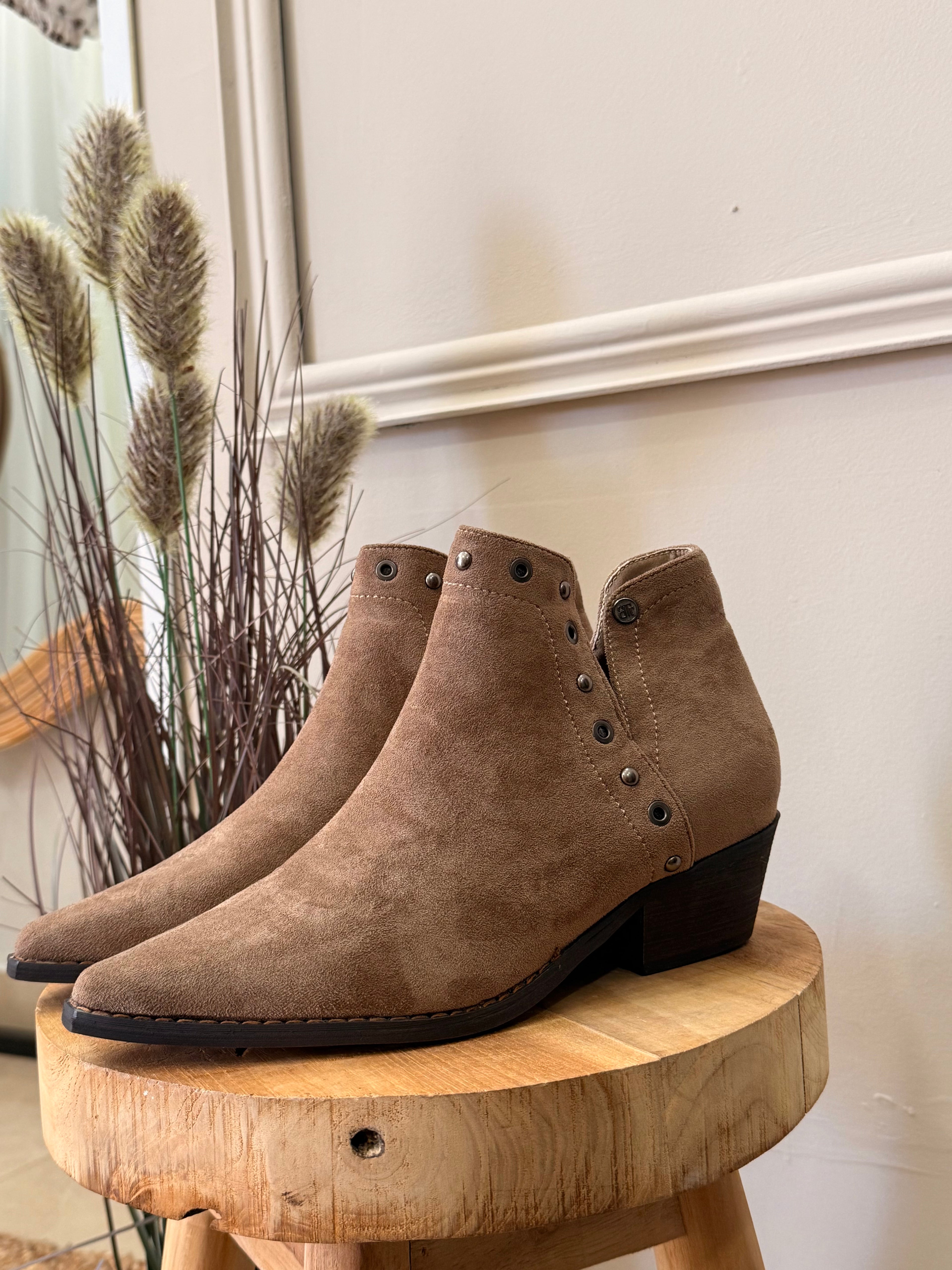 Bota em Camurça com Detalhes Metálicos