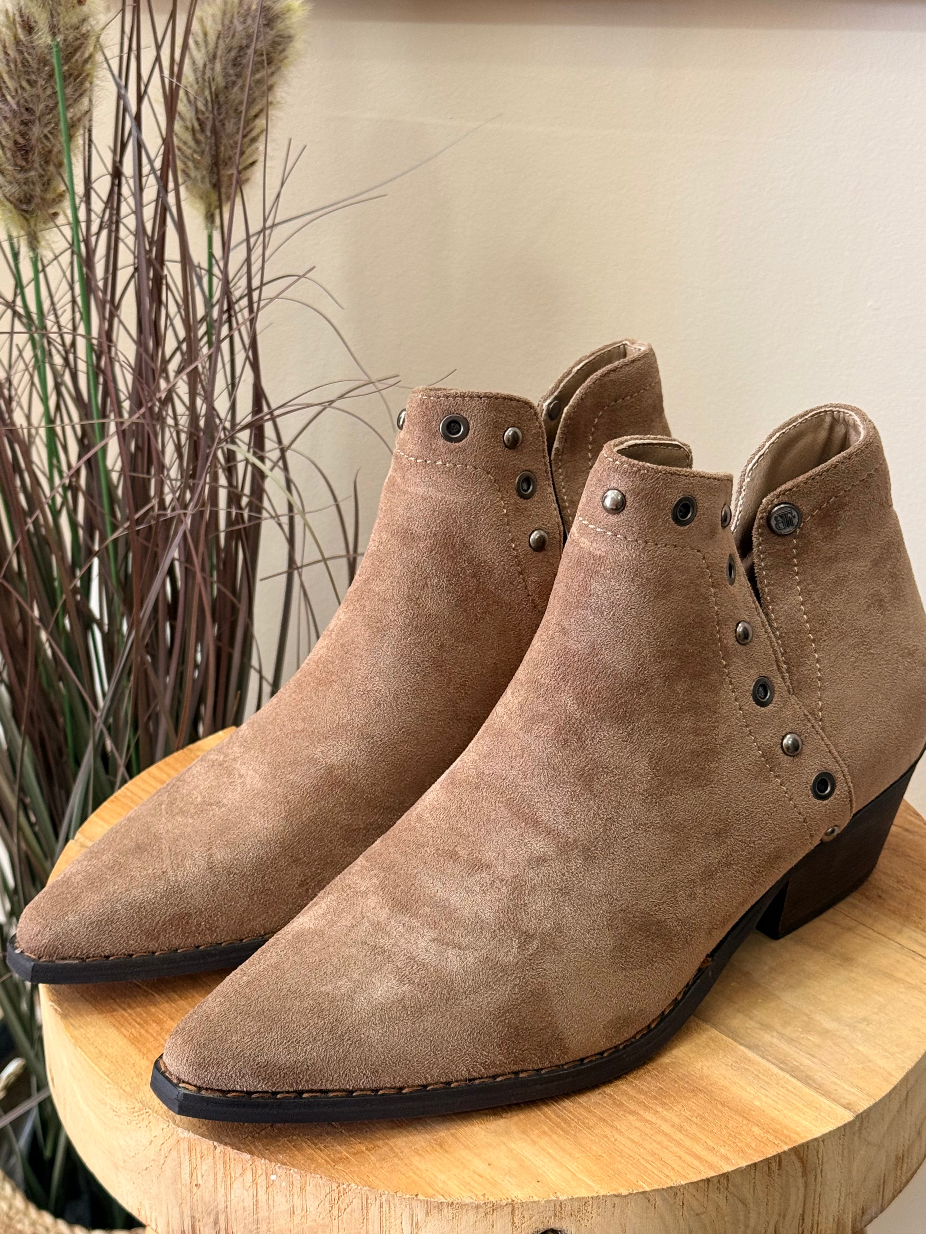 Bota em Camurça com Detalhes Metálicos