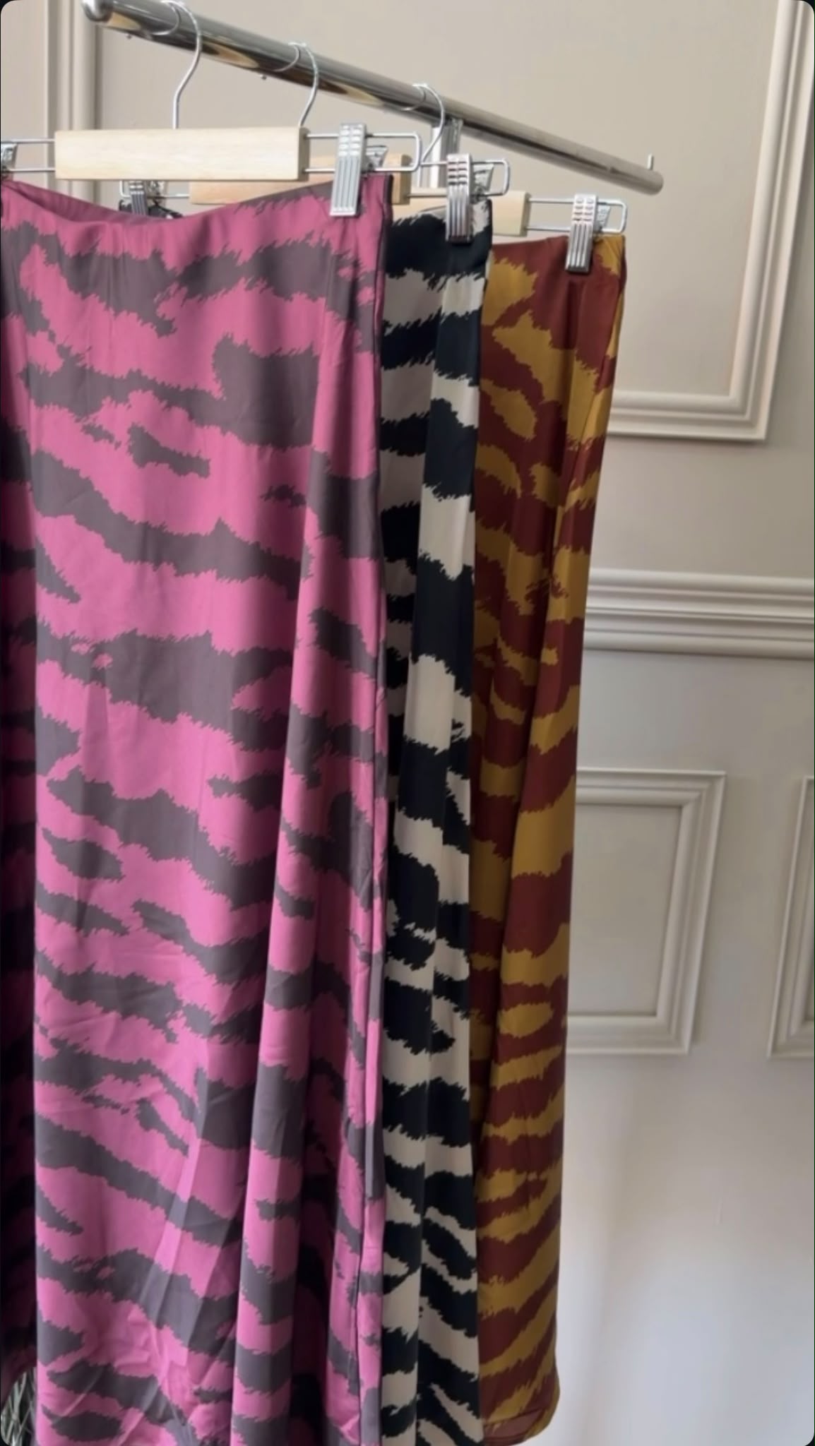 Saia Zebrada Acetinada na cor rosa